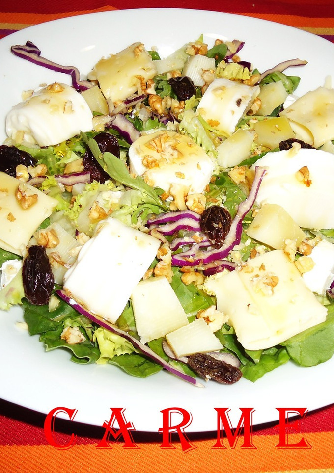 Una foto de Ensalada de quesos con miel