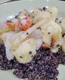Verduras agridulces con quinoa negra