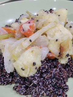 Una foto de Verduras agridulces con quinoa negra