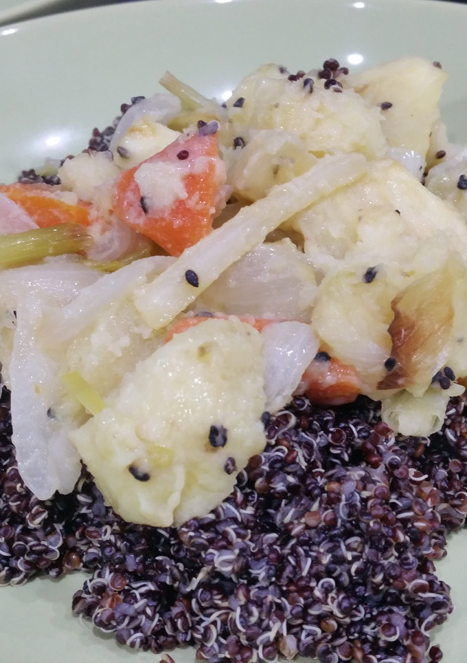 Una foto de Verduras agridulces con quinoa negra