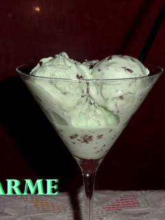 Una foto de Helado de chocolate con menta