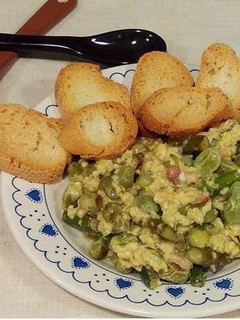 Una foto de Revuelto de espárragos trigueros, habas y bacon