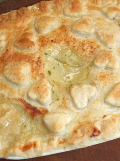 Una foto de Pastel de hojaldre de pollo y verduras
