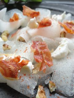 Una foto de Carpaccio de melón con crujiente de jamón