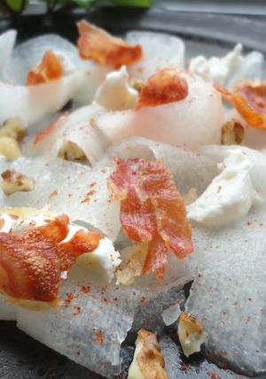 Una foto de Carpaccio de melón con crujiente de jamón