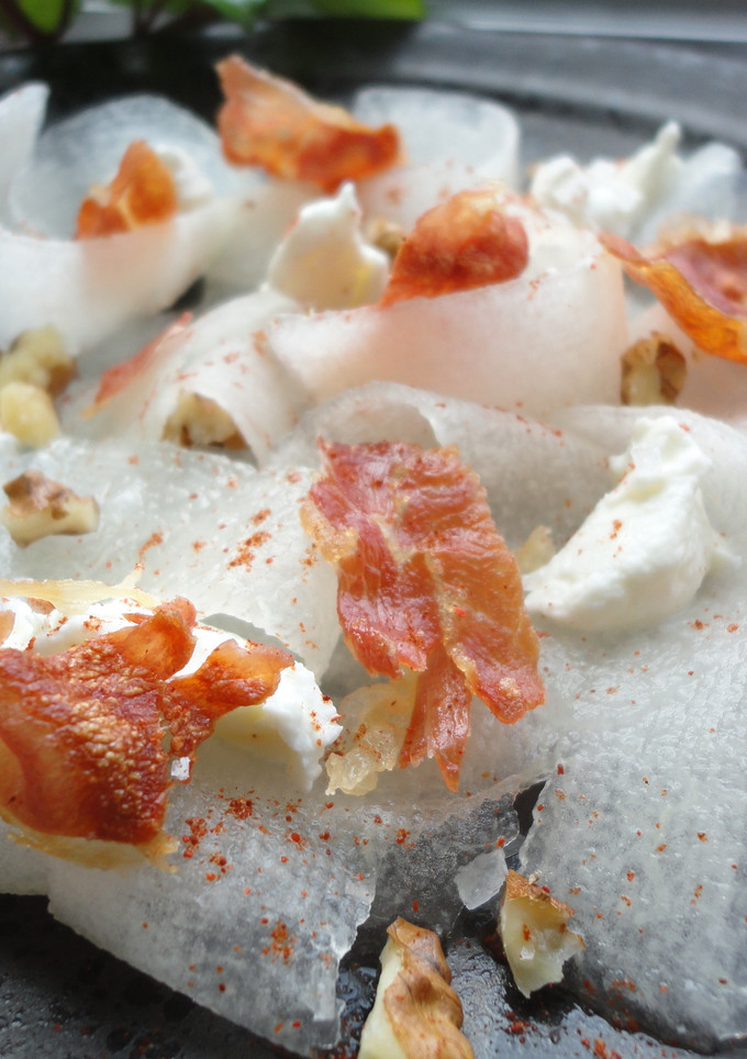 Una foto de Carpaccio de melón con crujiente de jamón