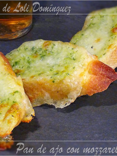 Una foto de Pan de ajo con mozzarella fresca