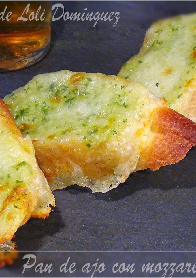 Una foto de Pan de ajo con mozzarella fresca