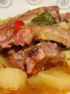 Una foto de Estofado de patatas con costillas
