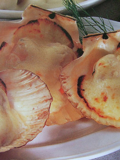 Una foto de Vieiras gratinadas al ajillo