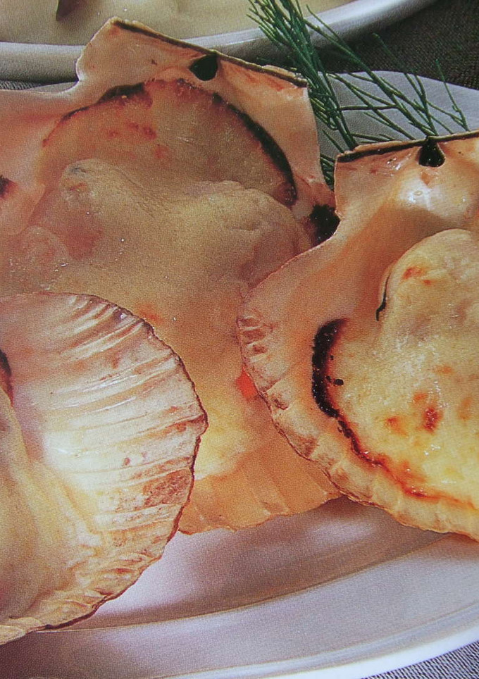Una foto de Vieiras gratinadas al ajillo