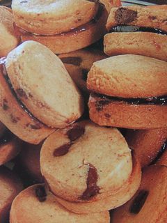 Una foto de Bollitos con perlas de chocolate rellenos de mermelada