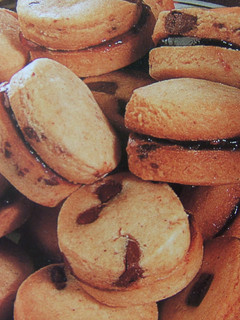 Una foto de Bollitos con perlas de chocolate rellenos de mermelada