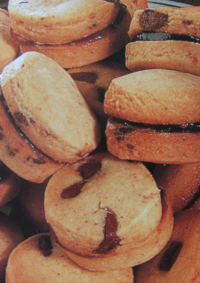 Una foto de Bollitos con perlas de chocolate rellenos de mermelada