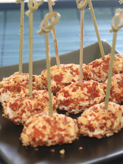 Una foto de Bolitas de queso, jamón y almendras