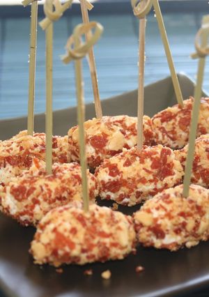 Una foto de Bolitas de queso, jamón y almendras