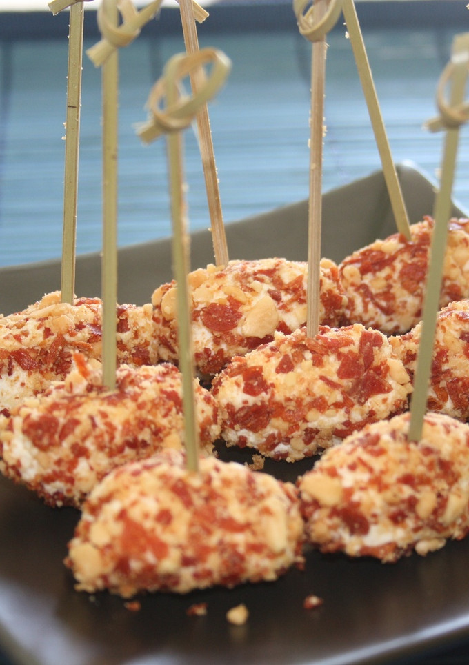 Una foto de Bolitas de queso, jamón y almendras