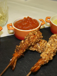 Una foto de Brochetas de langostinos con tres salsas