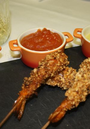 Una foto de Brochetas de langostinos con tres salsas