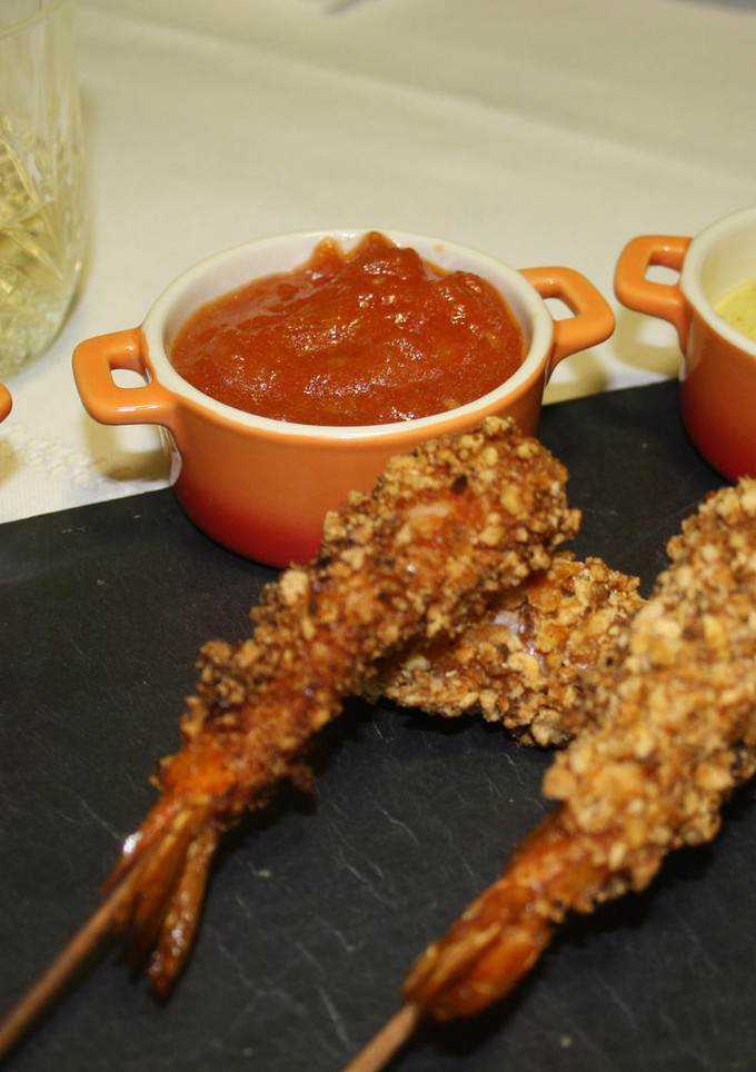 Una foto de Brochetas de langostinos con tres salsas