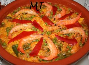 Una foto de Paella de mariscos en olla de barro