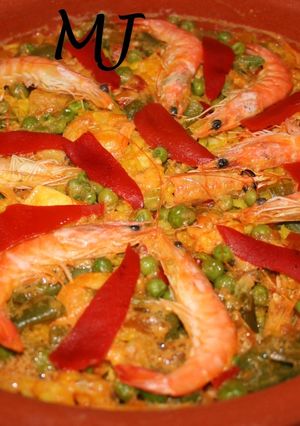 Una foto de Paella de mariscos en olla de barro