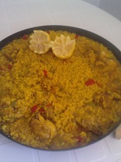Una foto de Paella de conejo