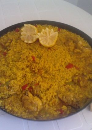 Una foto de Paella de conejo