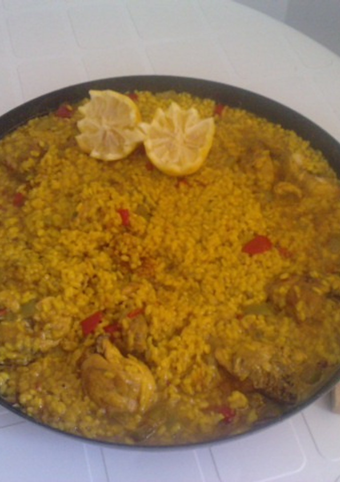 Una foto de Paella de conejo
