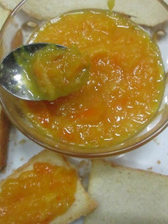 Una foto de Mermelada de naranja con tropezones de nísperos