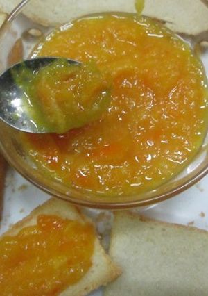 Una foto de Mermelada de naranja con tropezones de nísperos