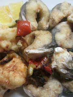 Una foto de Pescado y coliflor fritos