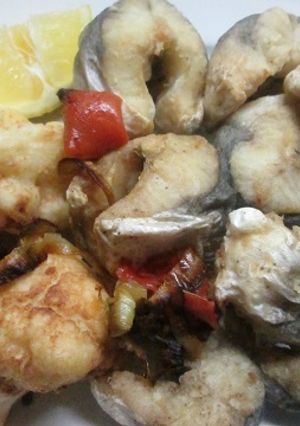Una foto de Pescado y coliflor fritos 
