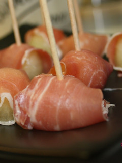 Una foto de Melón con jamón en bolas