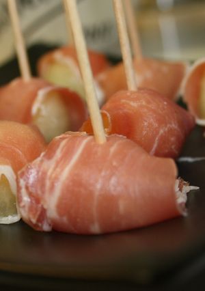 Una foto de Melón con jamón en bolas