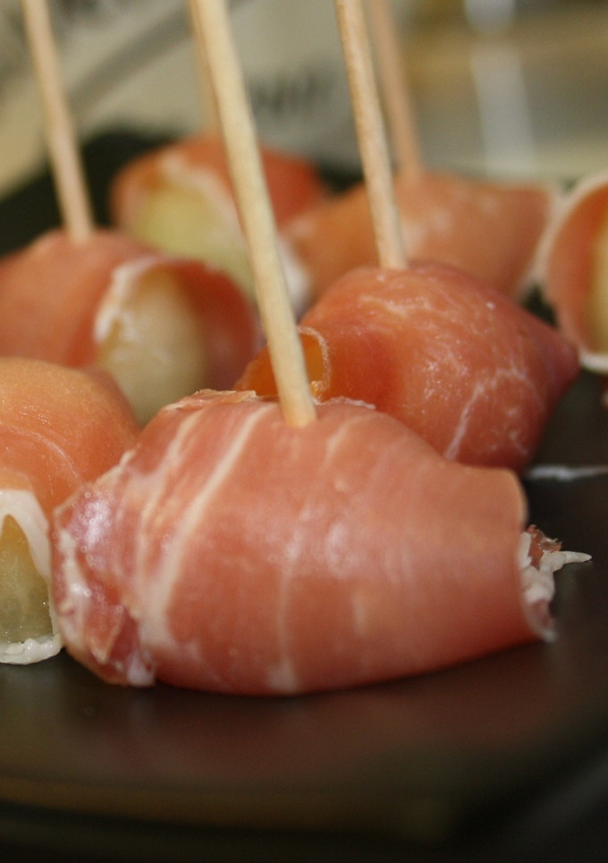 Una foto de Melón con jamón en bolas