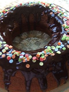 Una foto de Corona de requesón, manzana y nueces con cobertura de chocolate a la canela