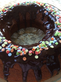 Una foto de Corona de requesón, manzana y nueces con cobertura de chocolate a la canela