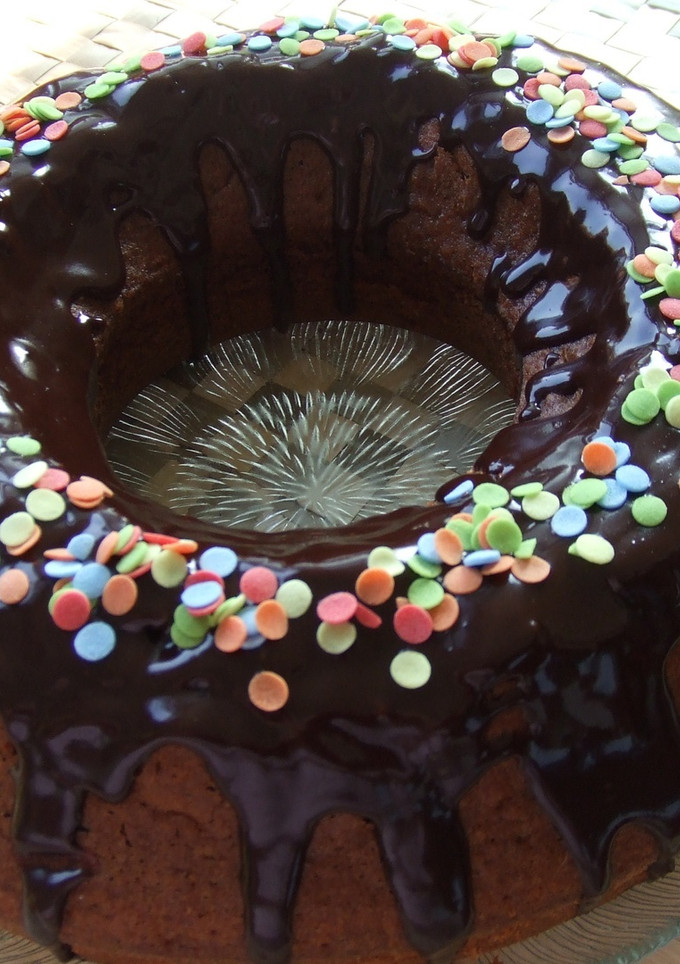 Una foto de Corona de requesón, manzana y nueces con cobertura de chocolate a la canela
