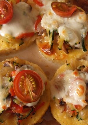 Una foto de Muffins de polenta con cobertura de verduras