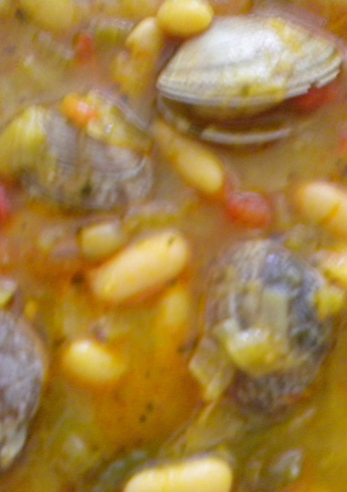 Una foto de Pochas con almejas