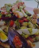 Ensalada de verduritas, marisco y mojama