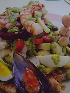 Una foto de Ensalada de verduritas, marisco y mojama