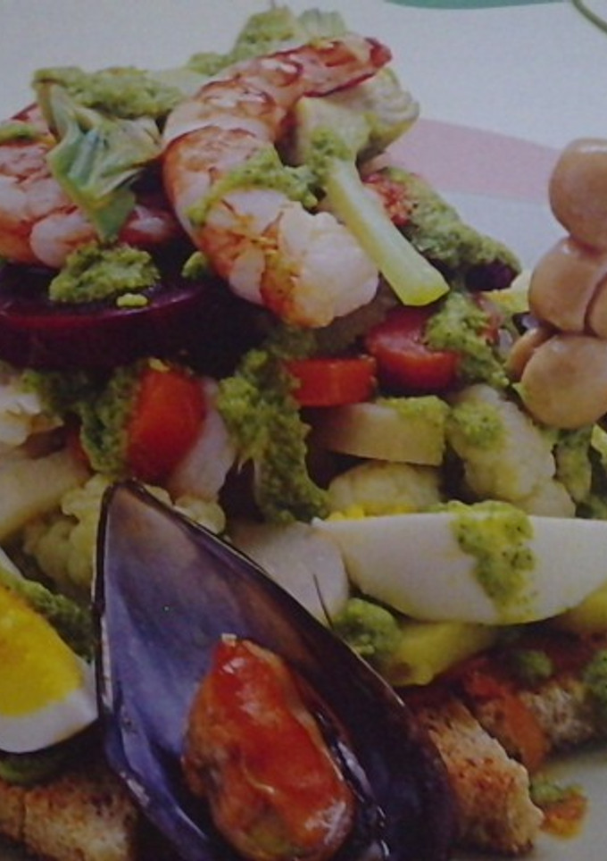 Una foto de Ensalada de verduritas, marisco y mojama