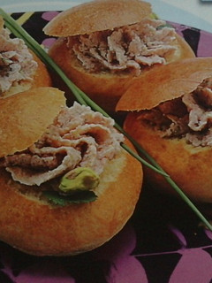 Una foto de Bocaditos de mousse de mortadela