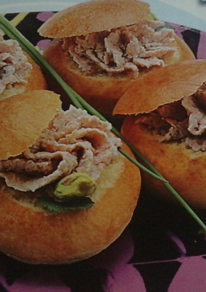 Una foto de Bocaditos de mousse de mortadela