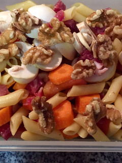 Una foto de Pasta fría con champiñones, jamón y nueces