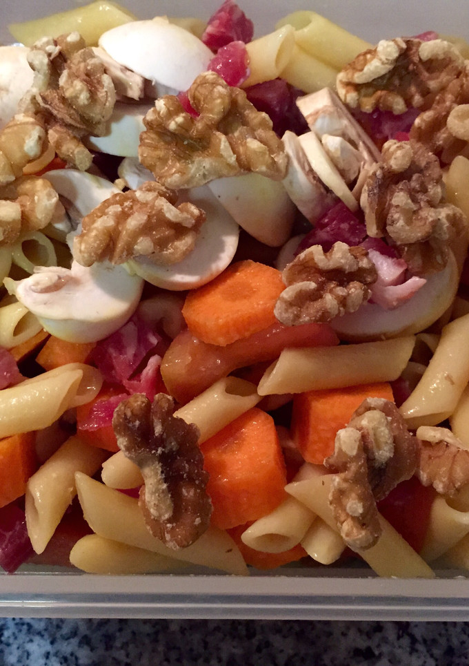 Una foto de Pasta fría con champiñones, jamón y nueces 