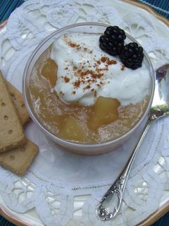 Una foto de Crema suave de manzanas con yogur griego y canela