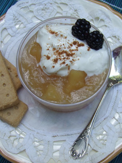 Foto principal de Crema suave de manzanas con yogur griego y canela